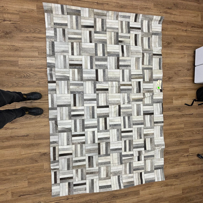 6×9-ft Grey & White Patchwork Rug – Hand-Stitched Cowhide, 250