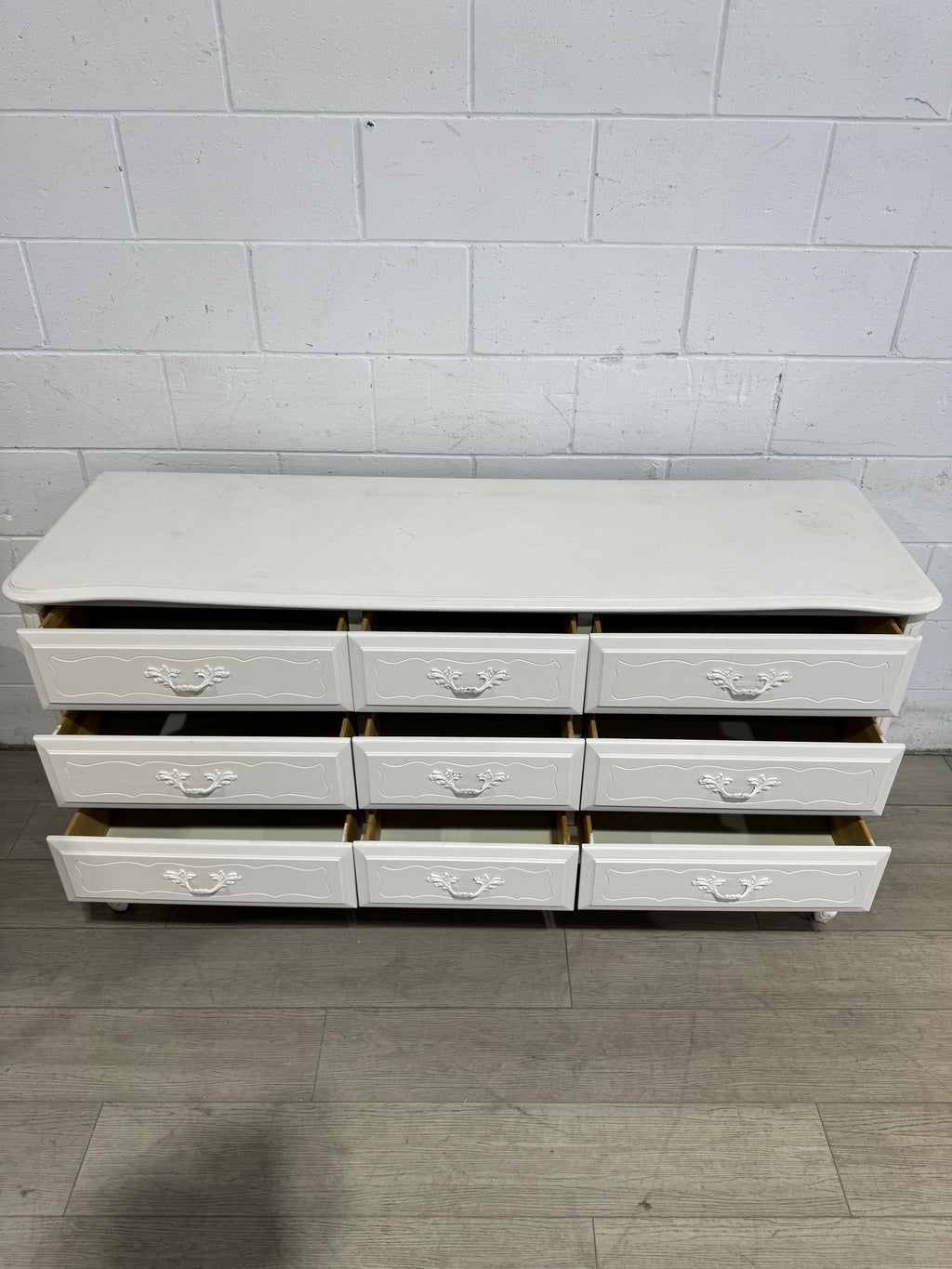 White dresser with 9 drawers