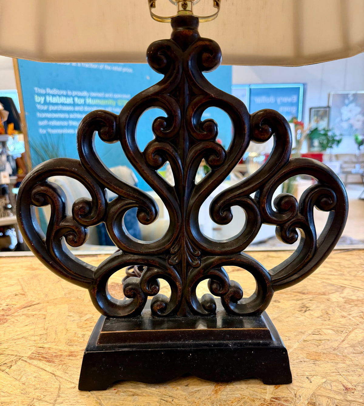 Exquisite Vintage Bombay Company Ornate Scroll Accent Table Lamp