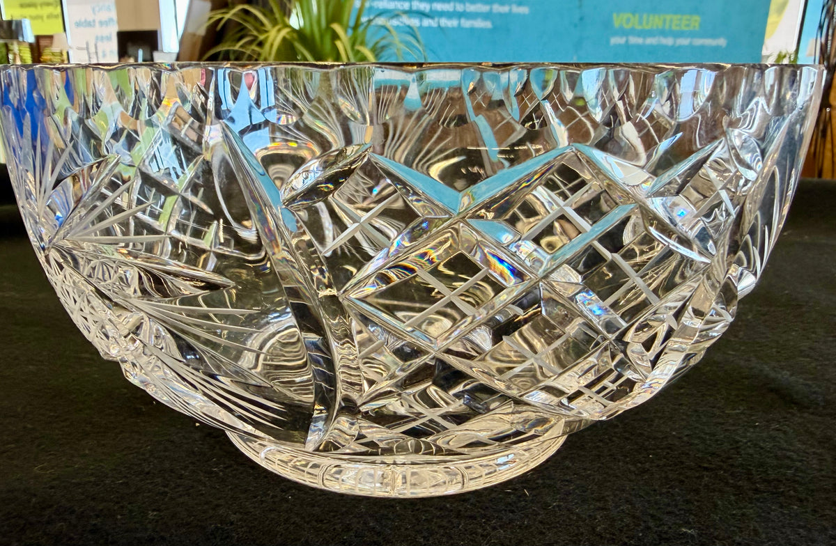 Vintage Radiance: Brilliant Cut Crystal Pinwheel & Diamond Serving Bowl
