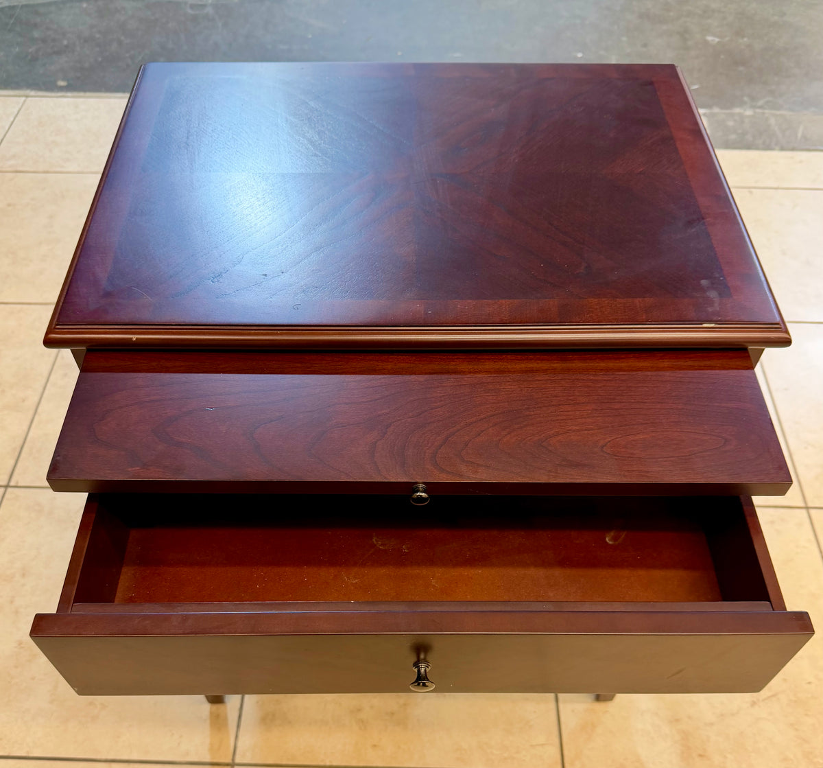 Classic Bombay & Co. Traditional Mahogany Accent End Table with Pull-Out Butler Tray
