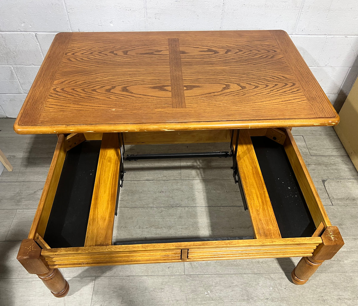 Oak Finish Lift-top Coffee Table