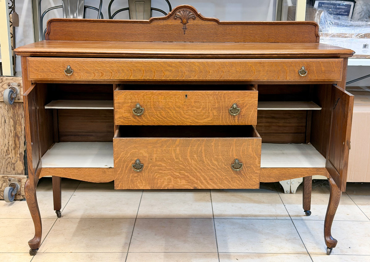 Exquisite Antique Quarter-Sawn Oak Buffet with Carved Shell