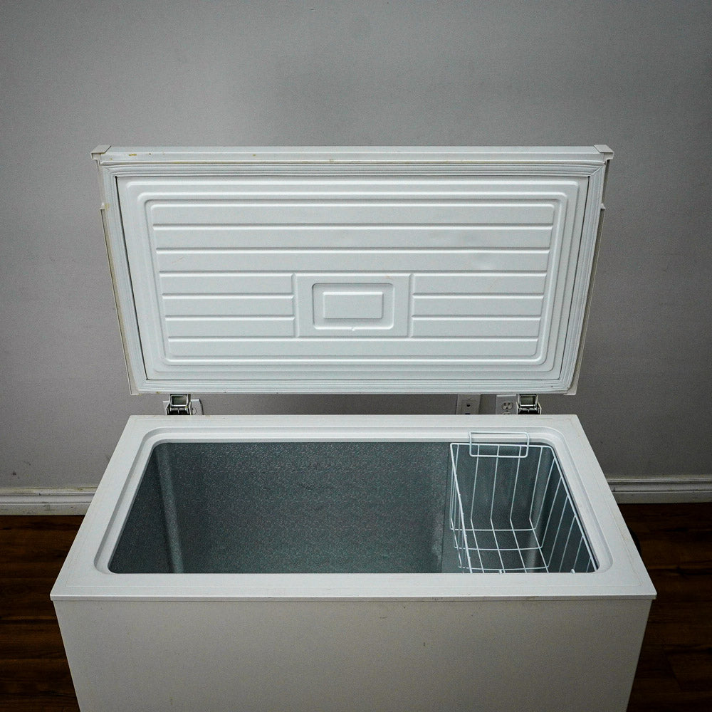 37x22x33 Inch Frigidaire Chest Freezer – Model FFFC07M4NW