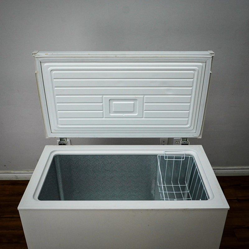 37x22x33 Inch Frigidaire Chest Freezer – Model FFFC07M4NW