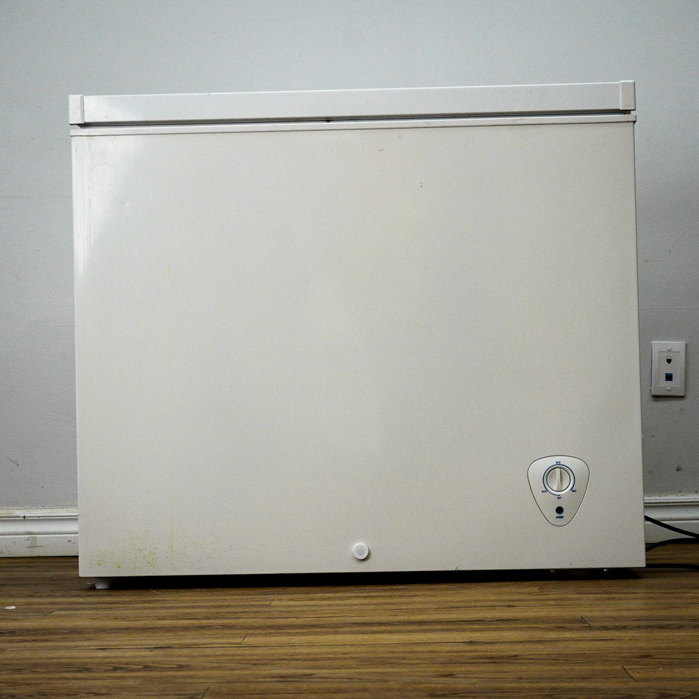 37x22x33 Inch Frigidaire Chest Freezer – Model FFFC07M4NW