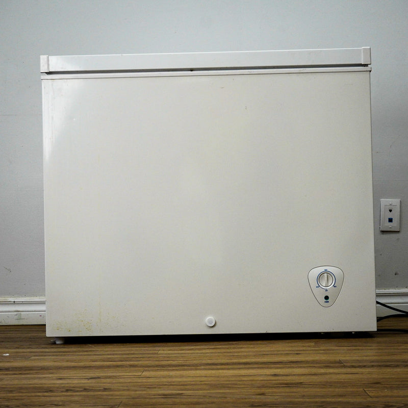 37x22x33 Inch Frigidaire Chest Freezer – Model FFFC07M4NW