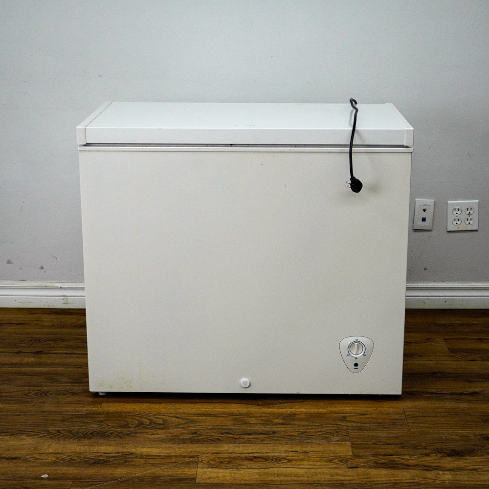 37x22x33 Inch Frigidaire Chest Freezer – Model FFFC07M4NW