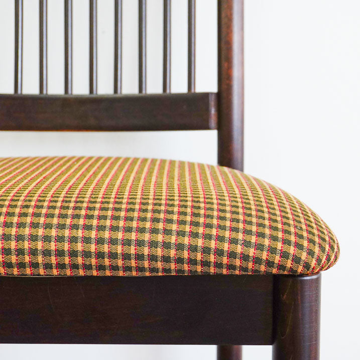 60-80-Inch Dining Table in Dark Wood with Leaf and 4 High-back Chairs