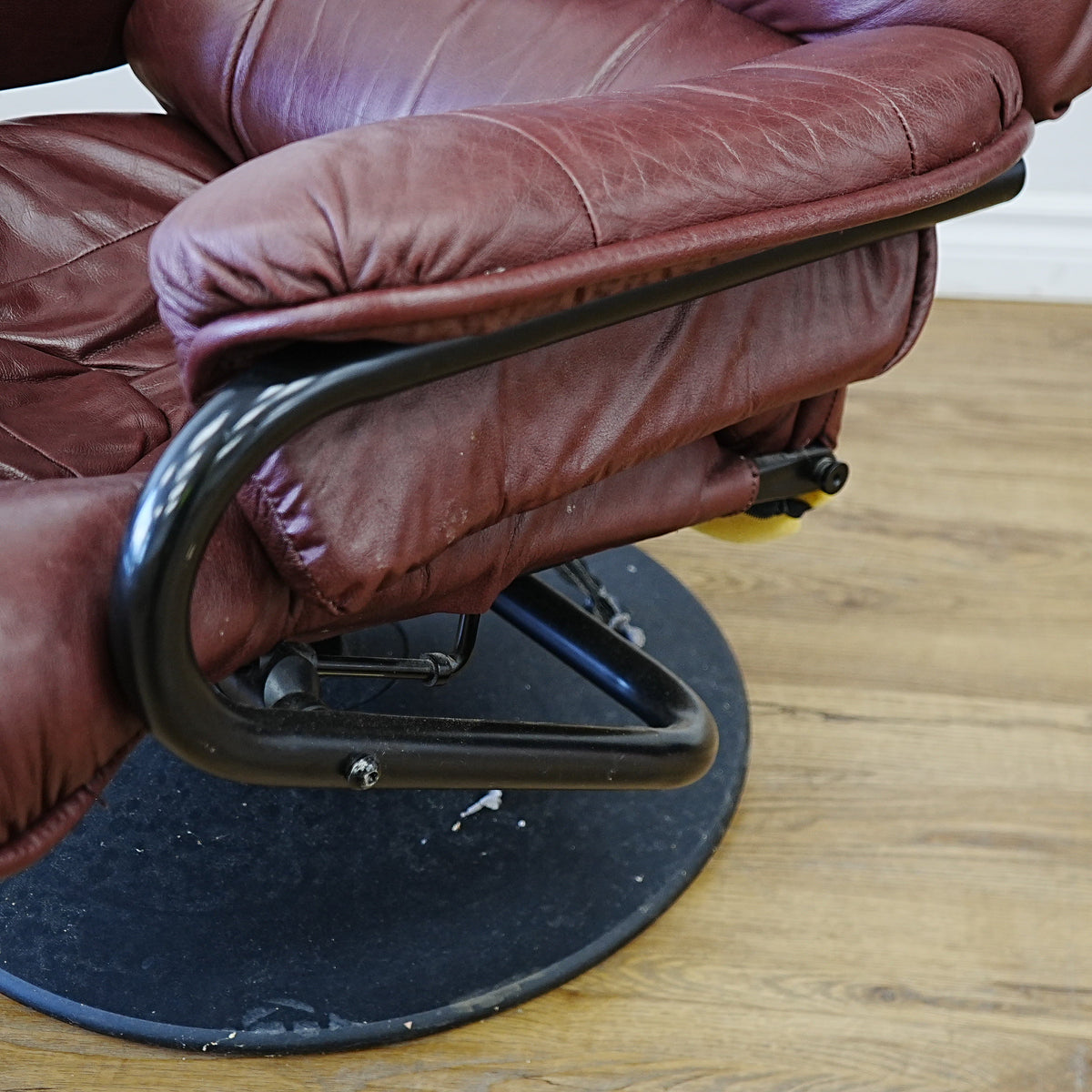 Swivel Recliner Chair in Maroon Leather – 27x24x39-Inch