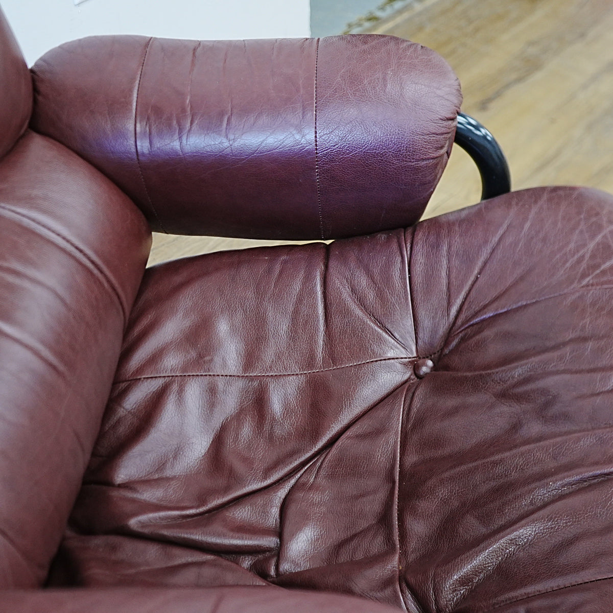 Swivel Recliner Chair in Maroon Leather – 27x24x39-Inch