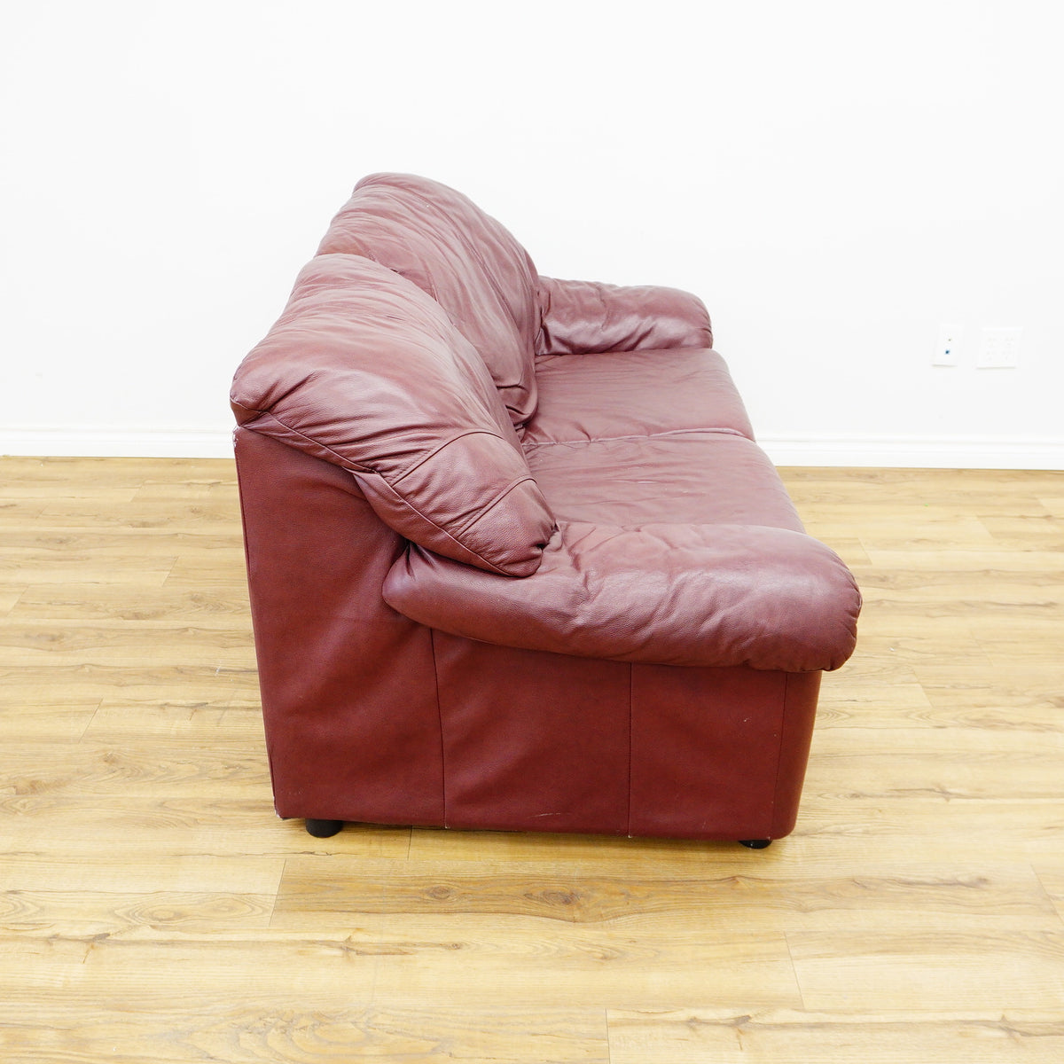 2-Seater Sofa in Maroon Leather – 66x32x32-Inch