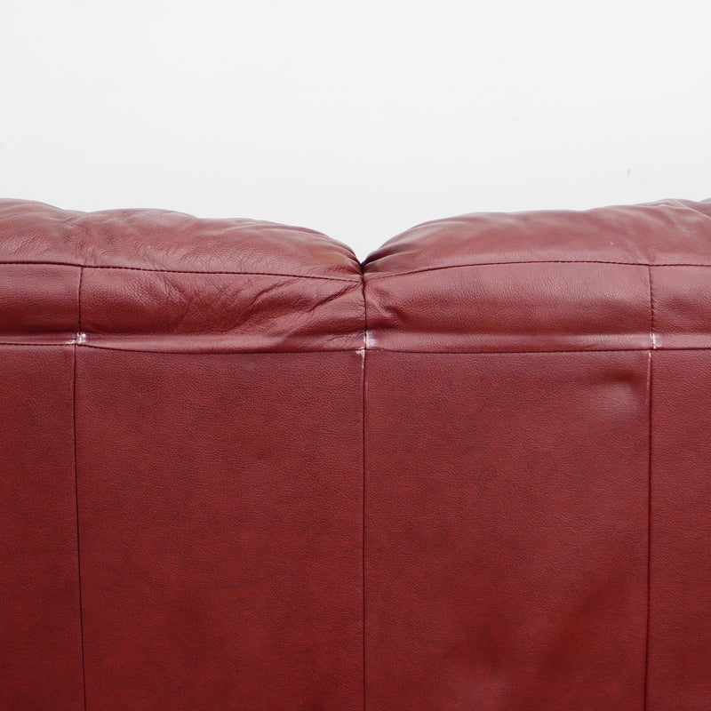 2-Seater Sofa in Maroon Leather – 66x32x32-Inch