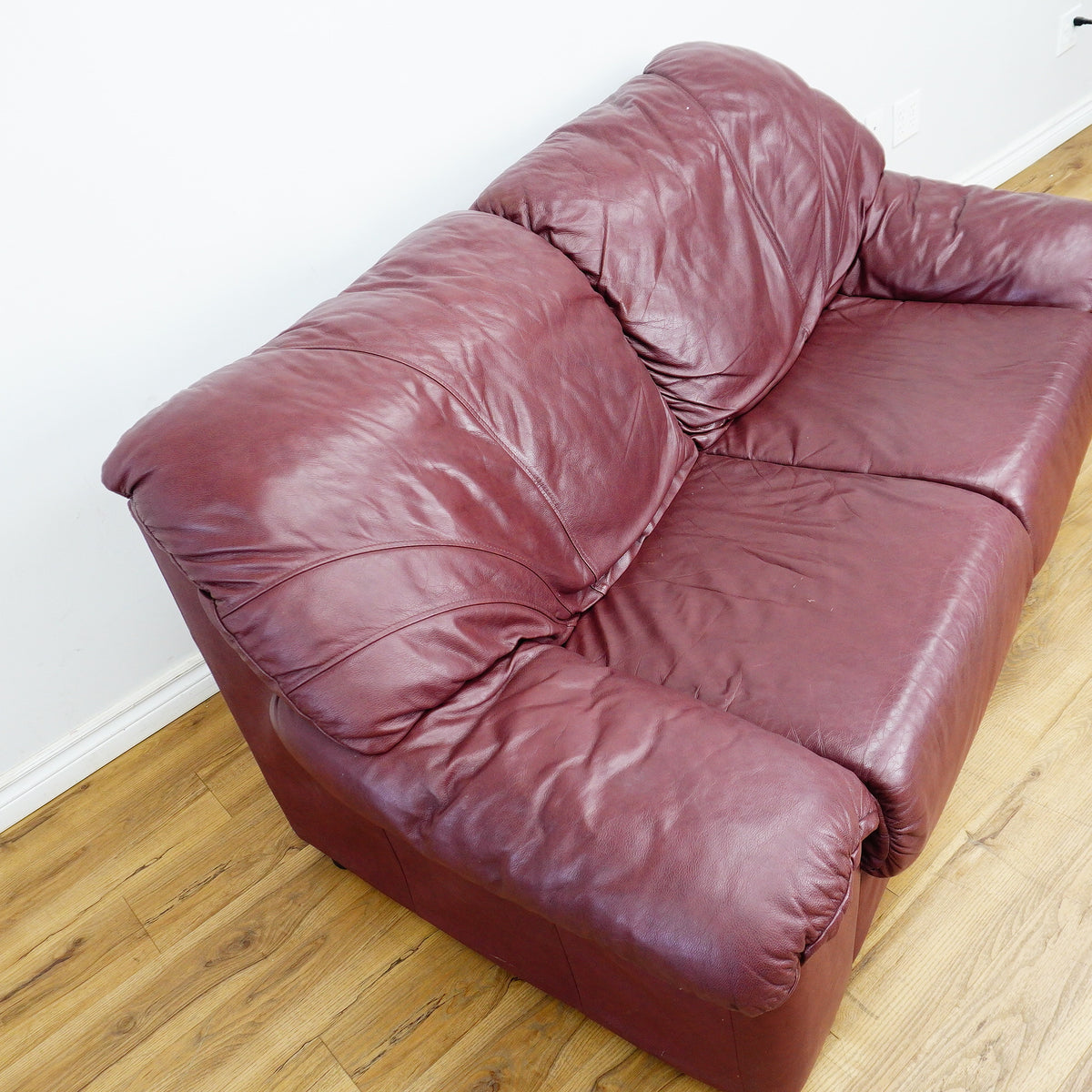 2-Seater Sofa in Maroon Leather – 66x32x32-Inch