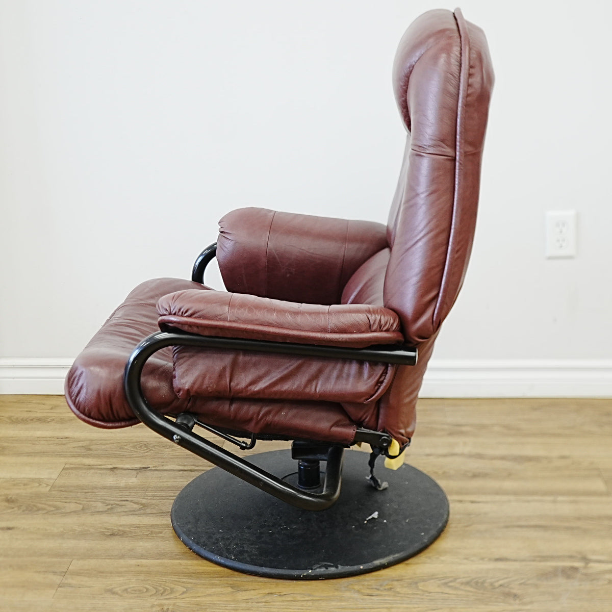 Swivel Recliner Chair in Maroon Leather – 27x24x39-Inch