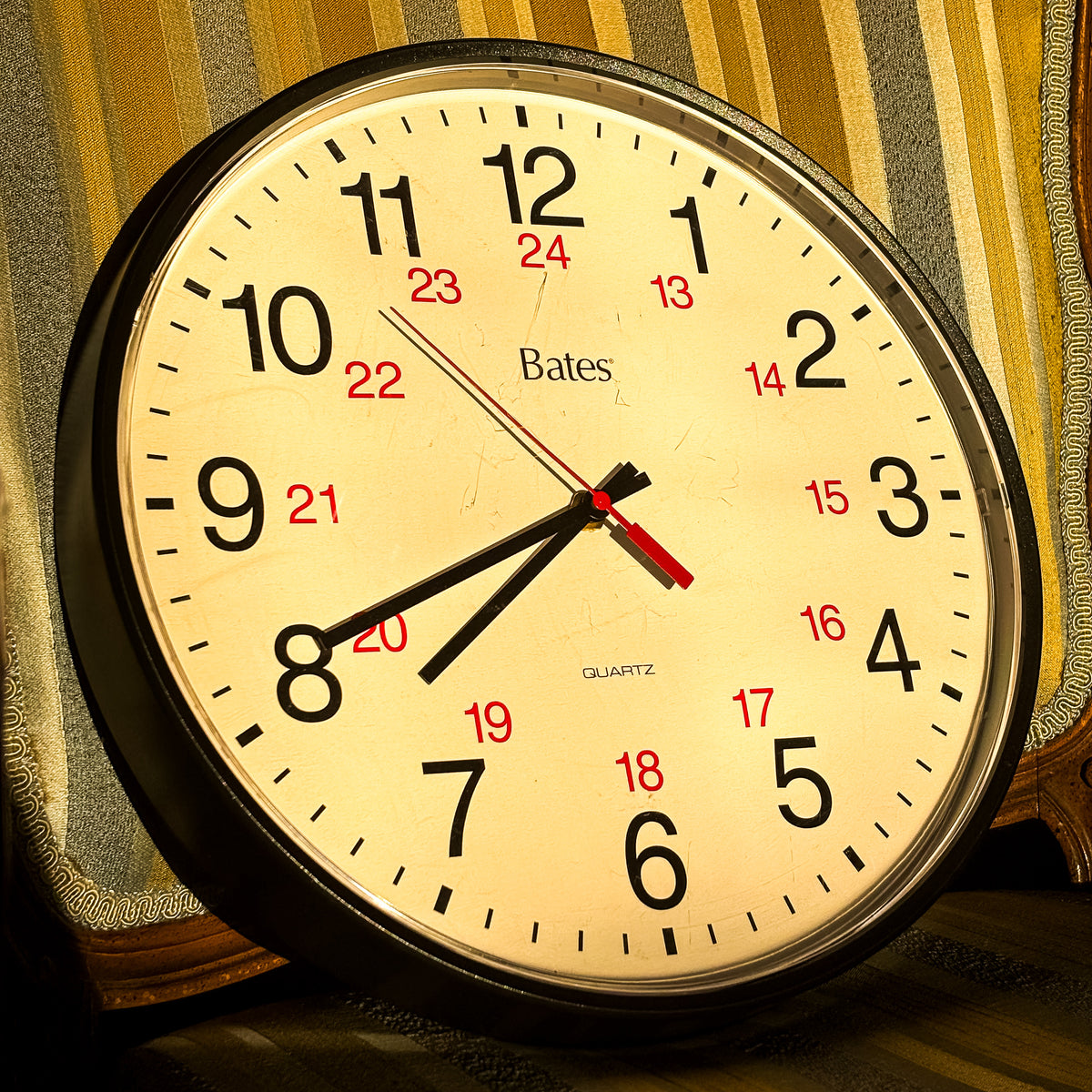 Classic Bates Quartz Round Clock with 24-Hour Numbers