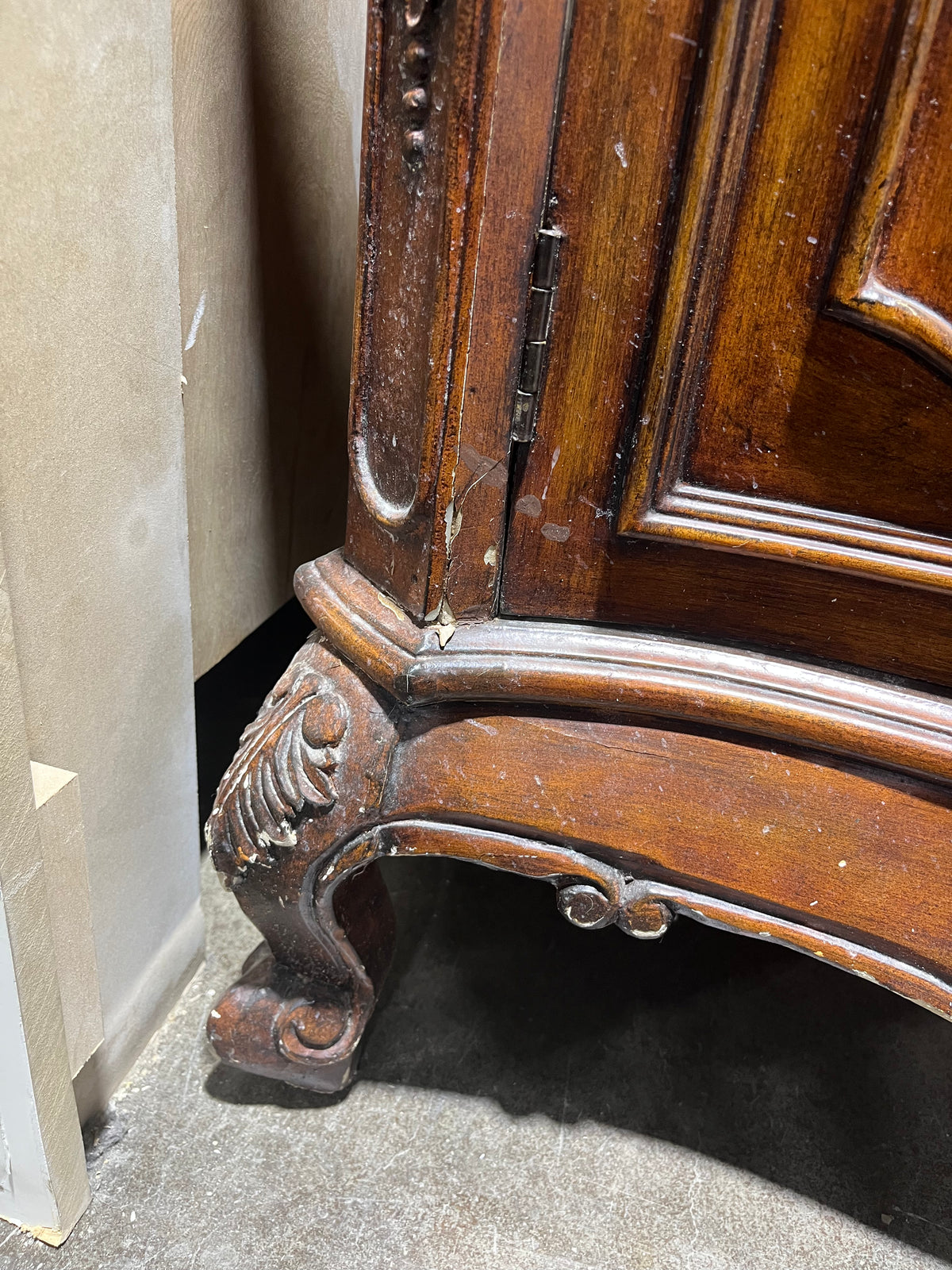 Antique Style Bathroom Vanity with Moen Faucet