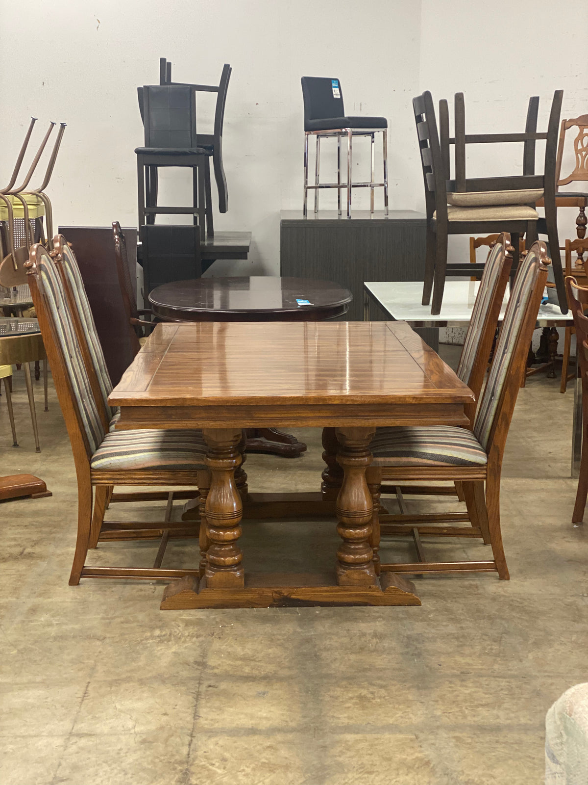 Dining Table with 5 Chairs and 2 Leaves