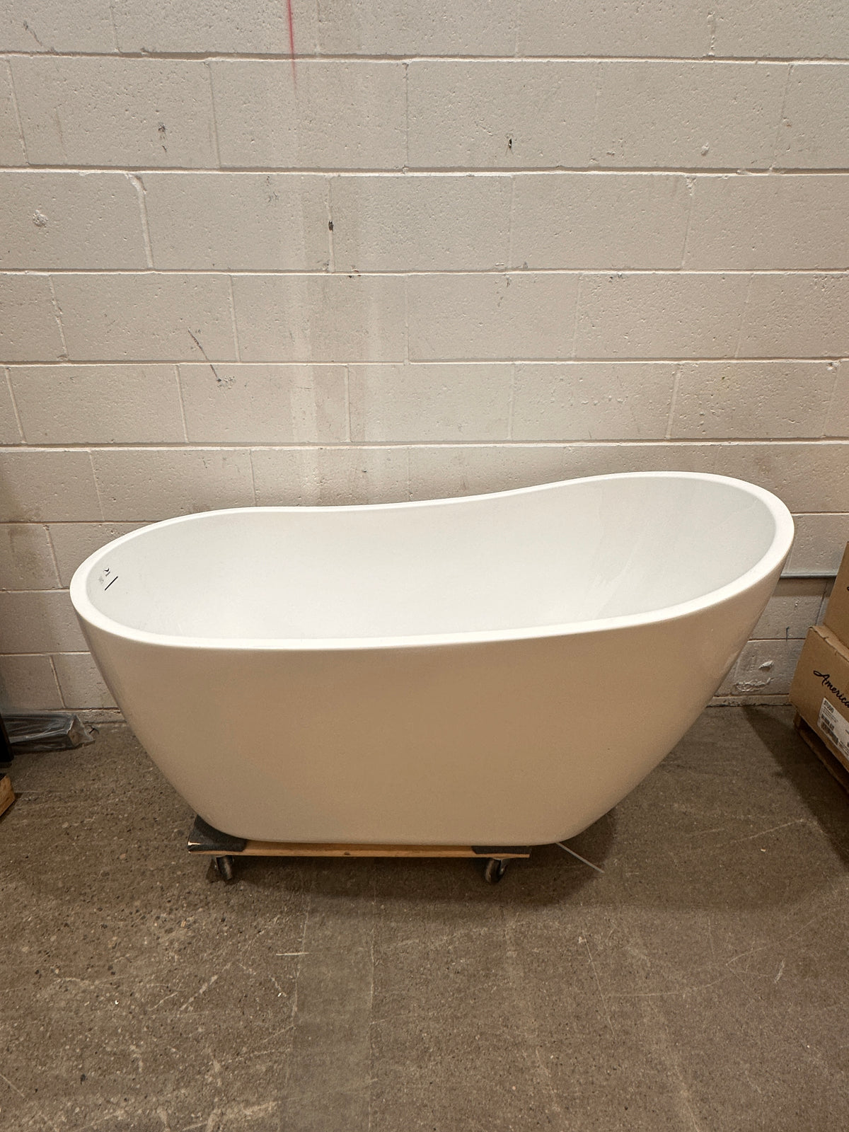 Streamline Bathtub 55-inch Soaker