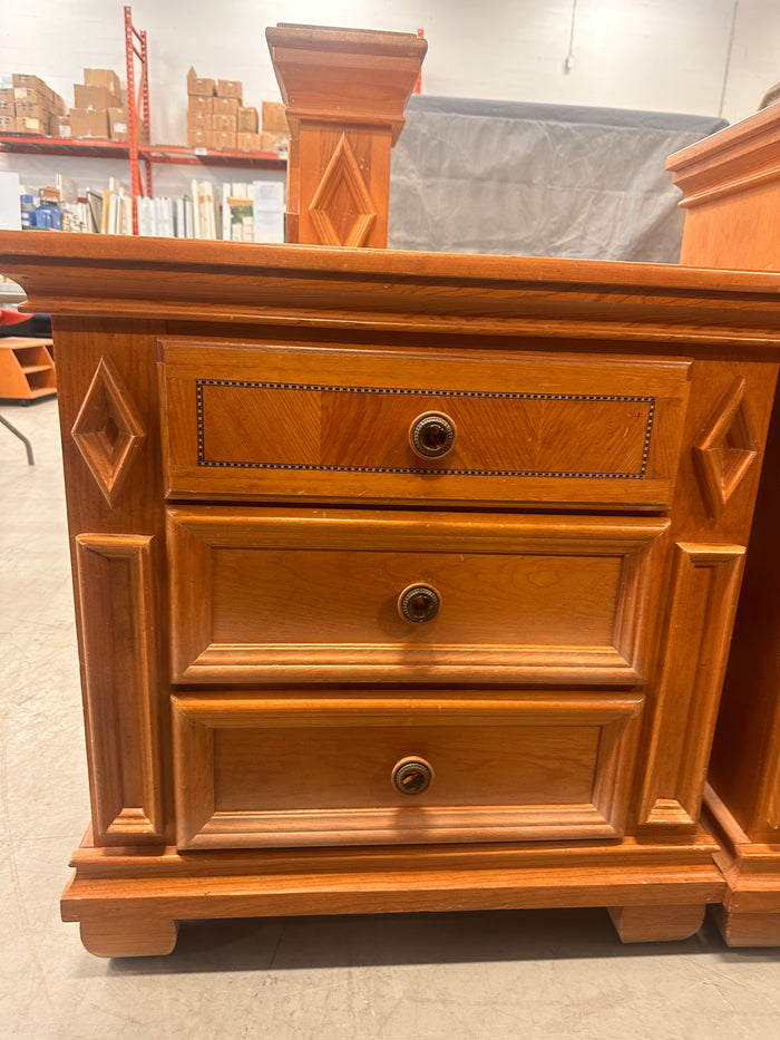 Wooden end table ( 3 drawer)