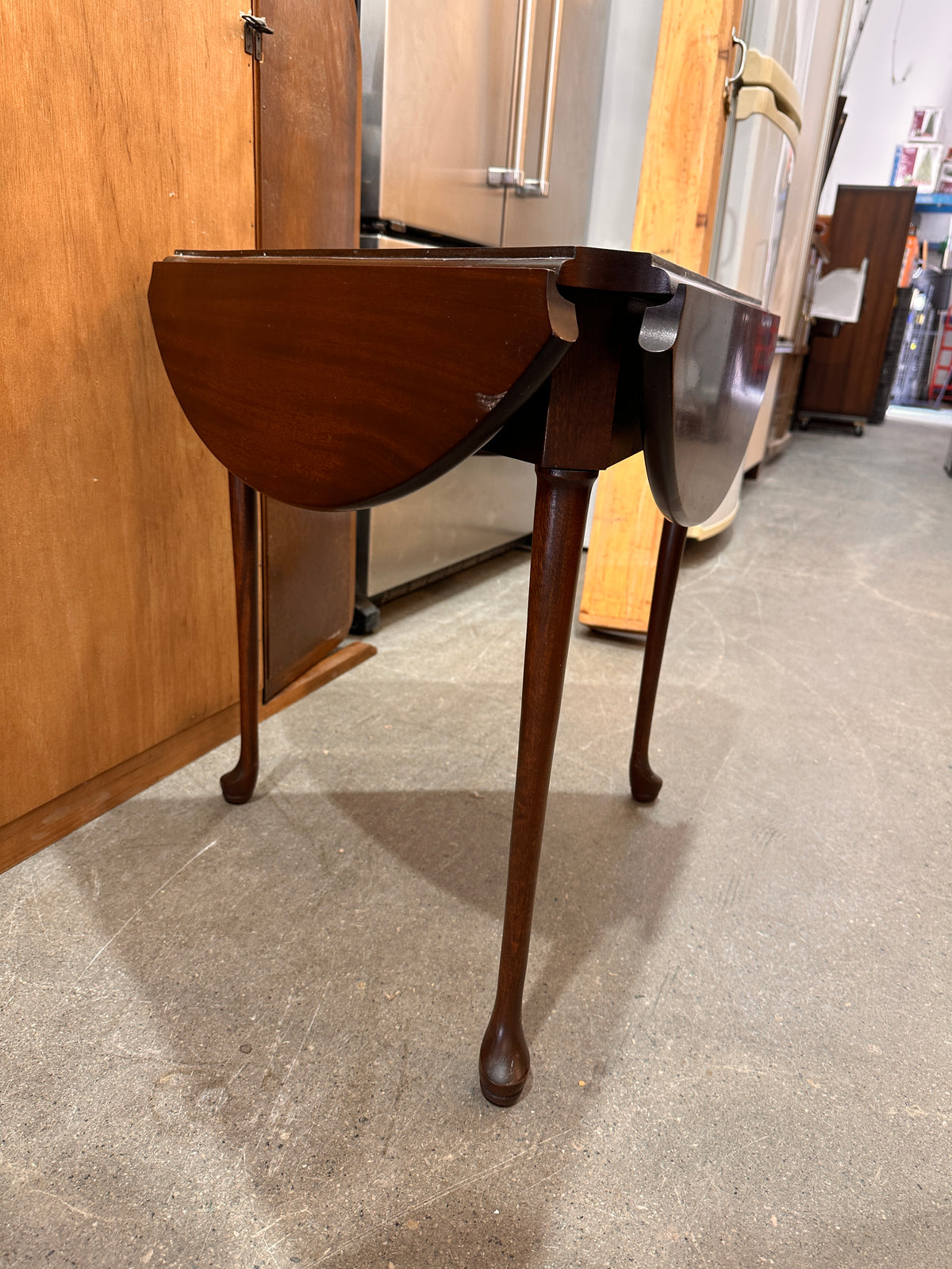 Folding triangle/circle table