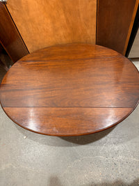 Foldable oval table