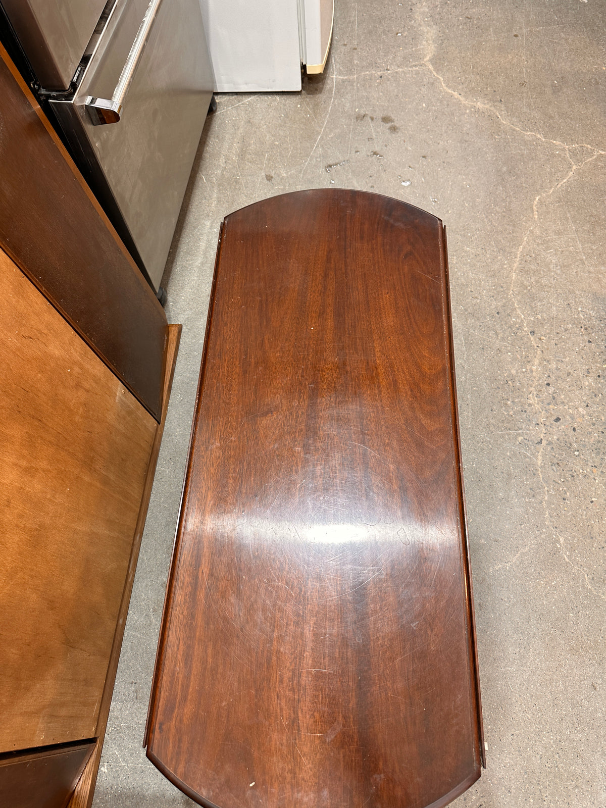Foldable oval table