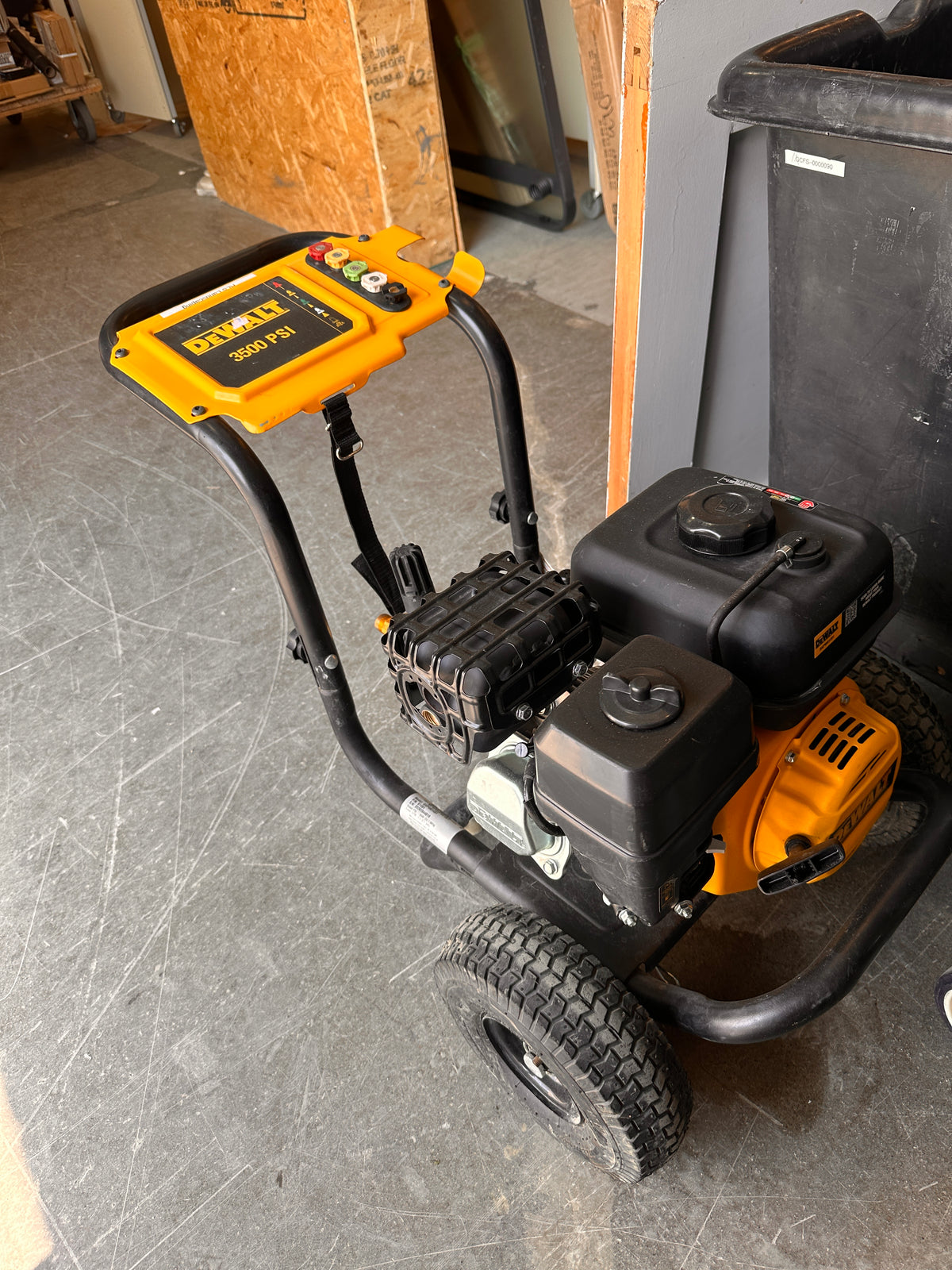 DEWALT 3500 PSI 2.5 GPM Gas Cold Water Pressure Washer with DeWalt 208cc Engine