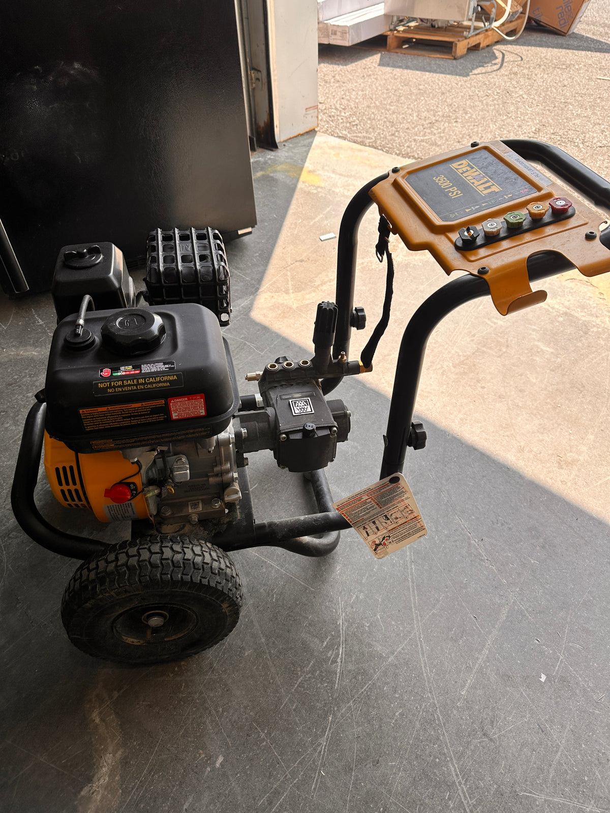 DEWALT 3500 PSI 2.5 GPM Gas Cold Water Pressure Washer with DeWalt 208cc Engine