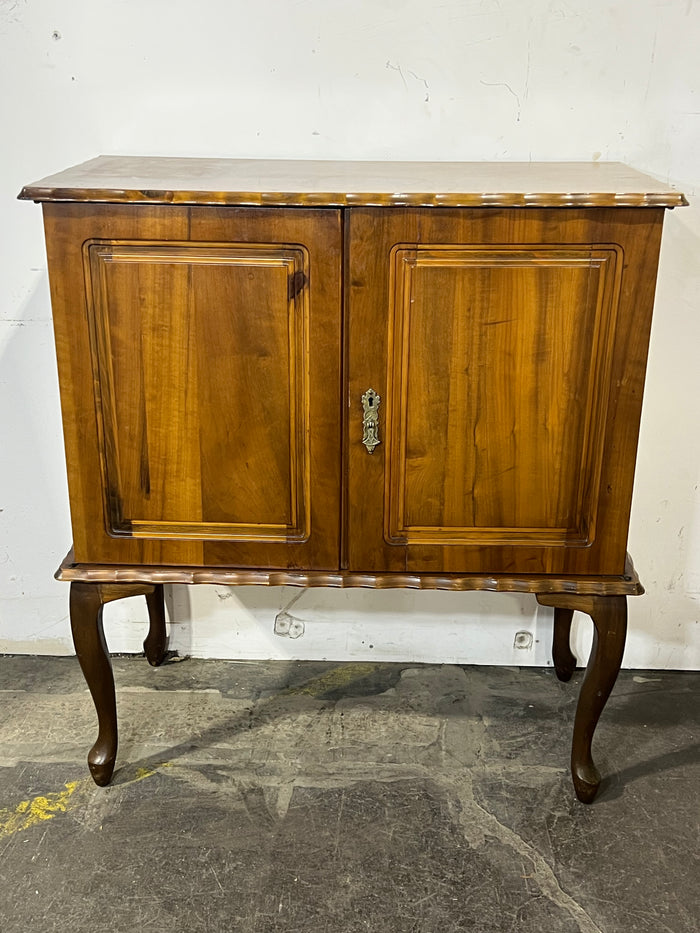Cabriole Sideboard With 2 Doors