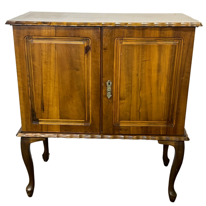 Cabriole Sideboard With 2 Doors
