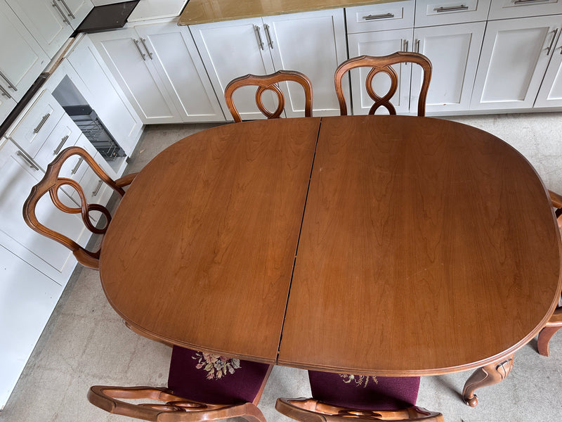 Expandible Wooden Table w/6 chairs