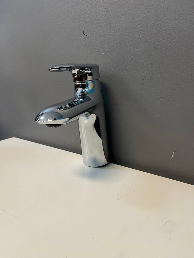 Single-Handle Kitchen Sink Faucet