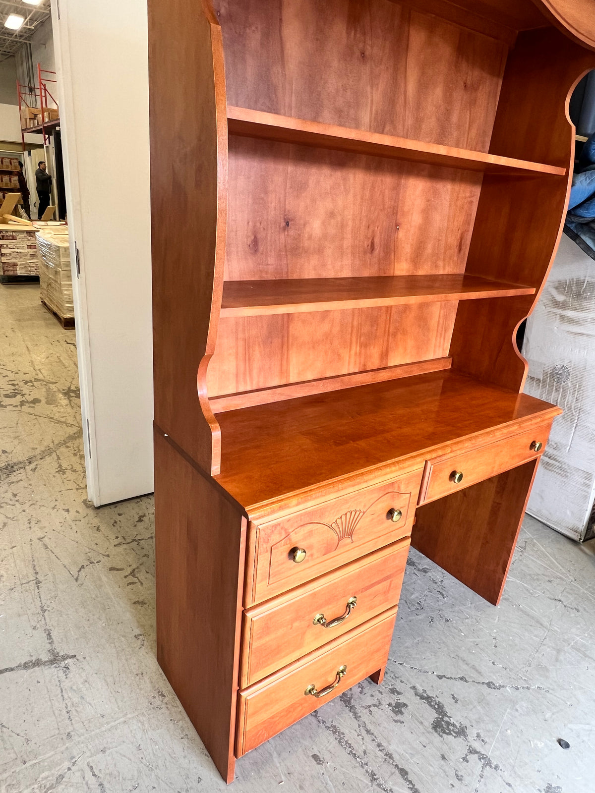 Traditional Wood Desk With Hutch