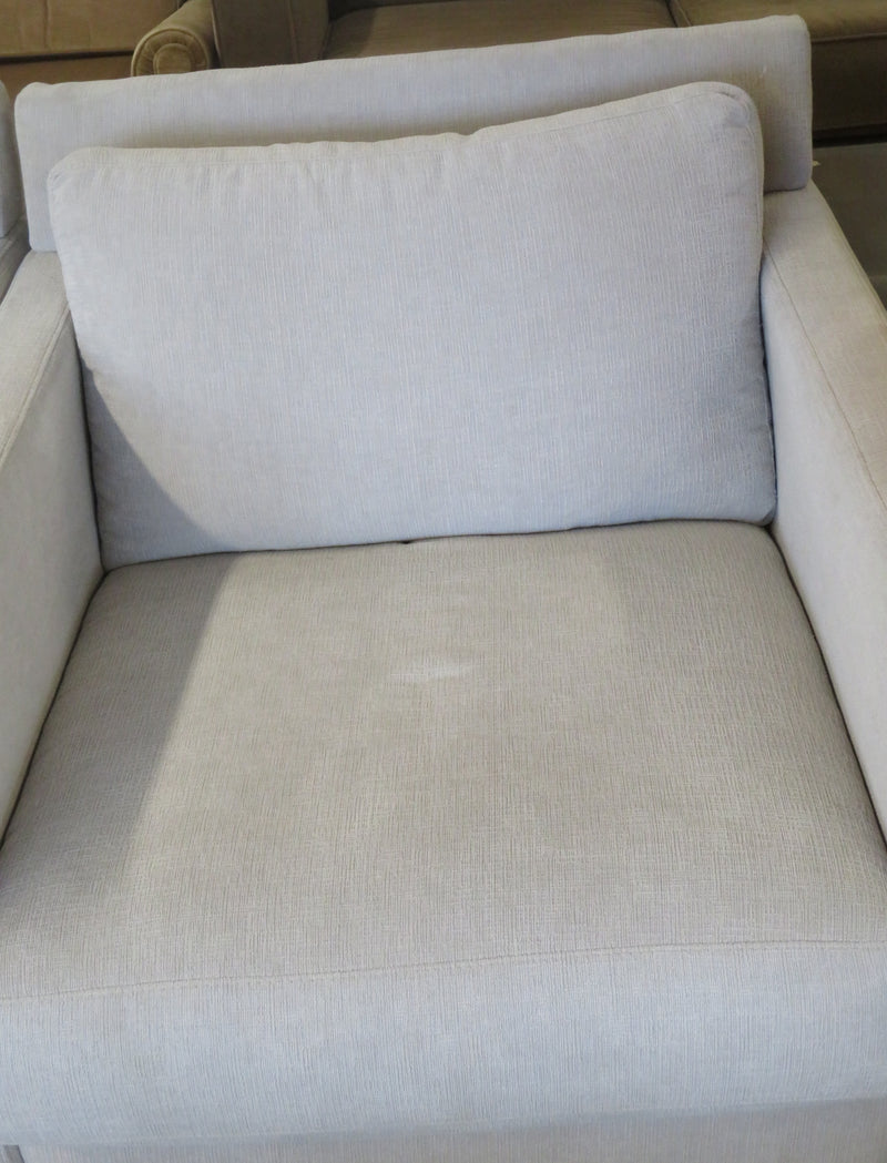 31"W Delphine Swivel Chair