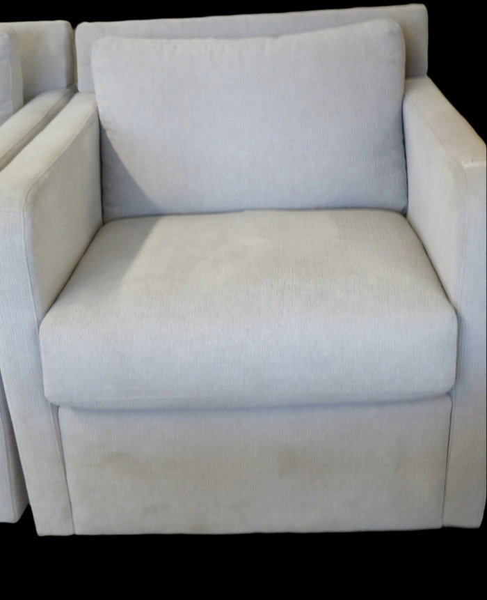 31"W Delphine Swivel Chair