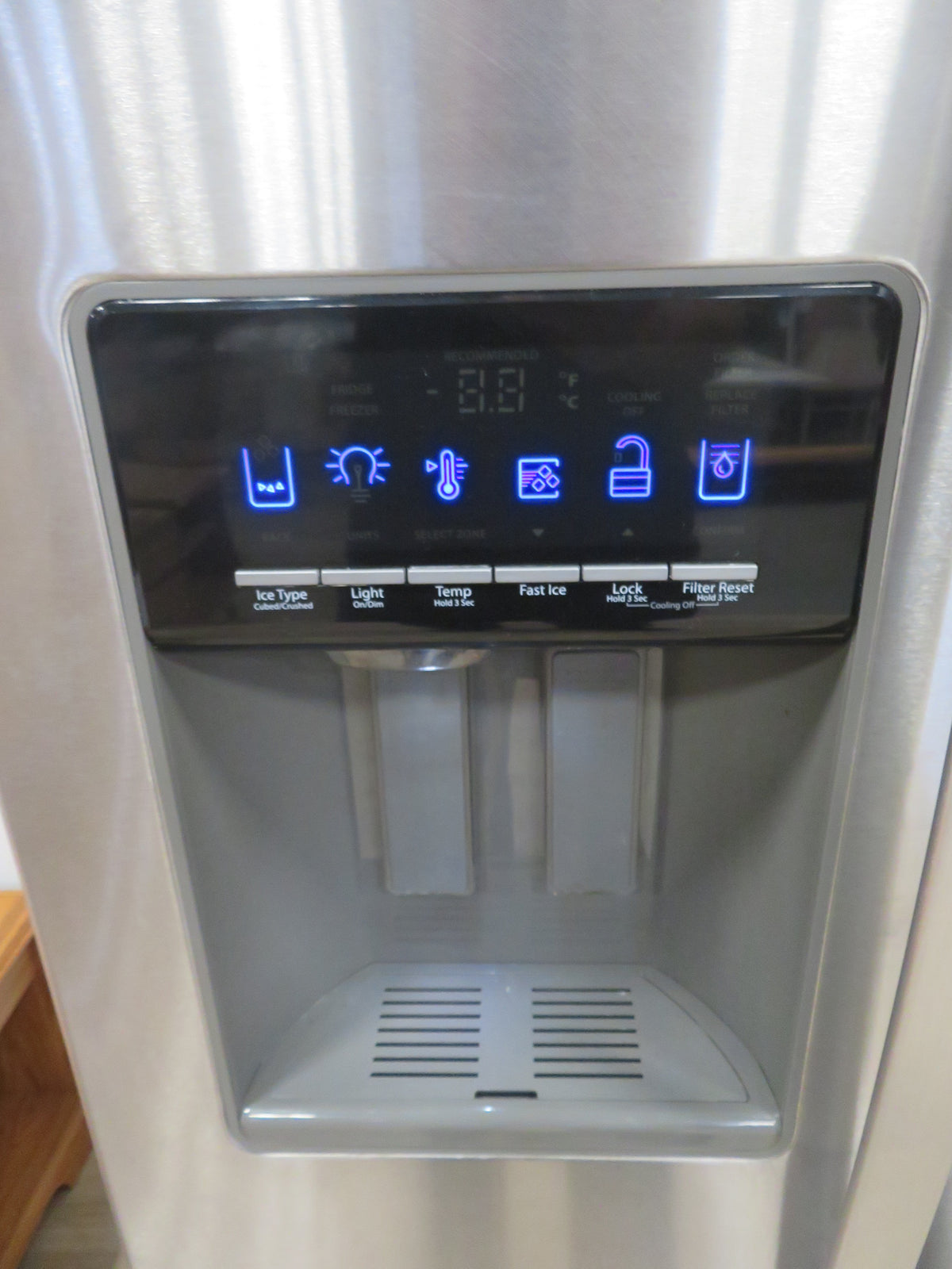 Side by Side Fridge Freezer with Ice Maker