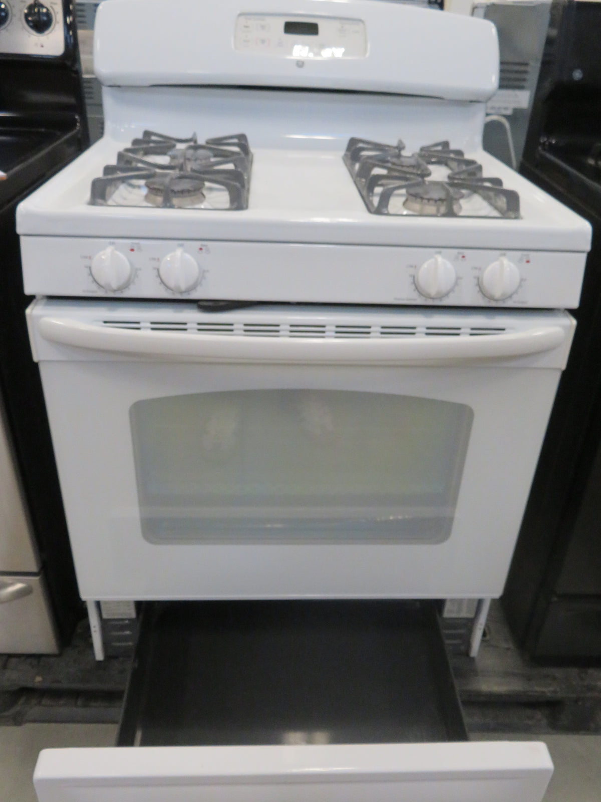 30"W GE Gas Stove