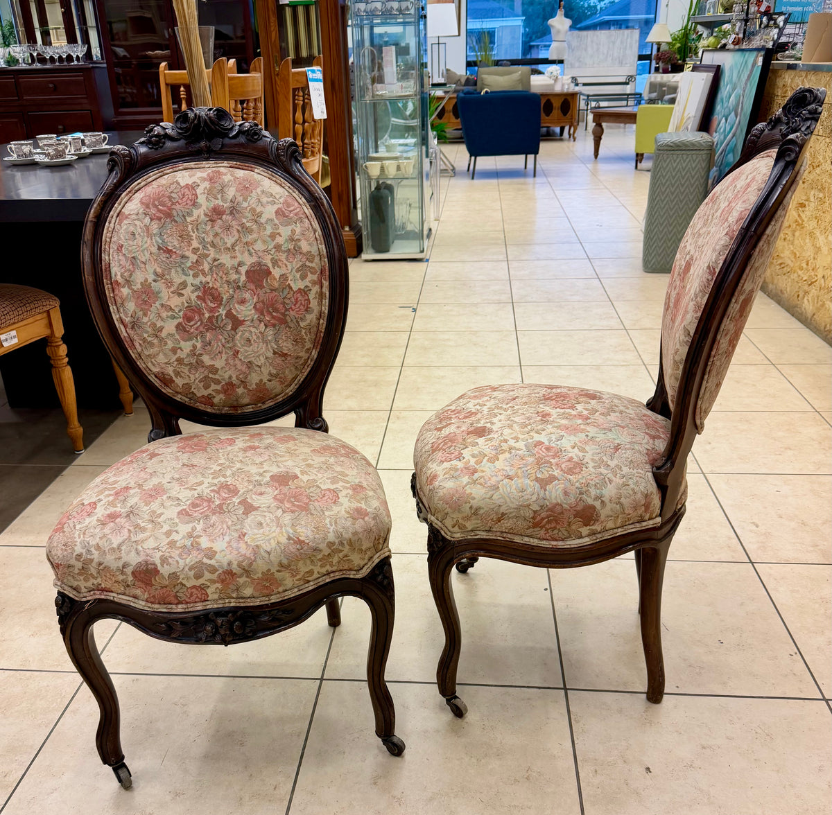 Vintage Victorian-Style Rose-Carved Medallion Back Parlor Accent Chairs (Set of 2)