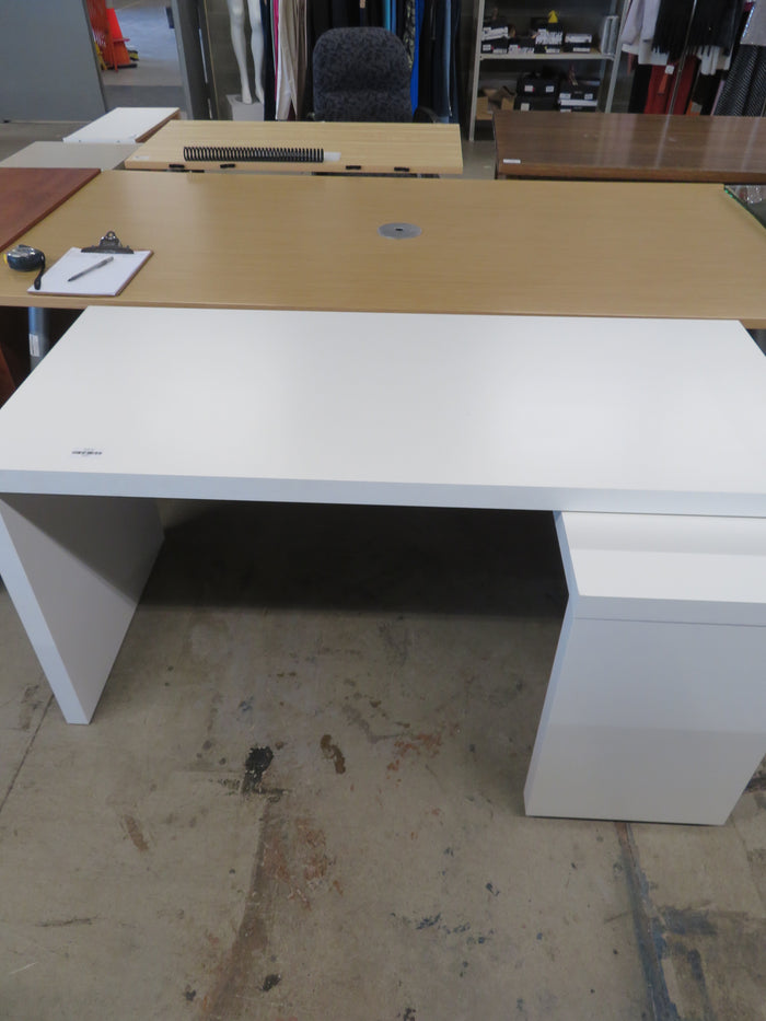 59.5"W Office Desk with Pull Out Extension