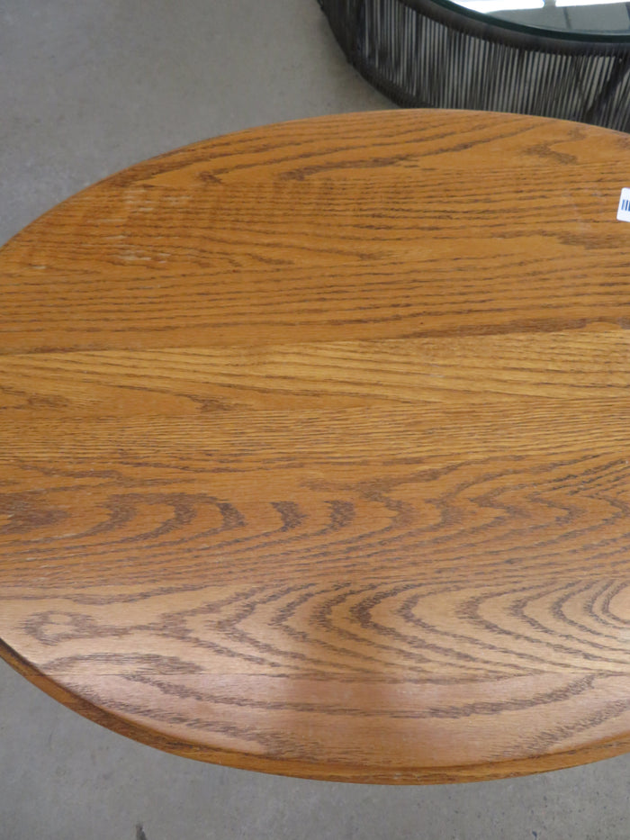 31"W Oval Side Table in Oak