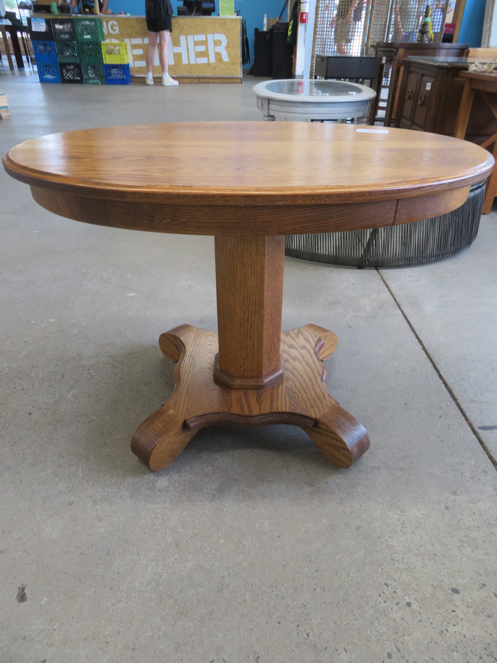 31"W Oval Side Table in Oak
