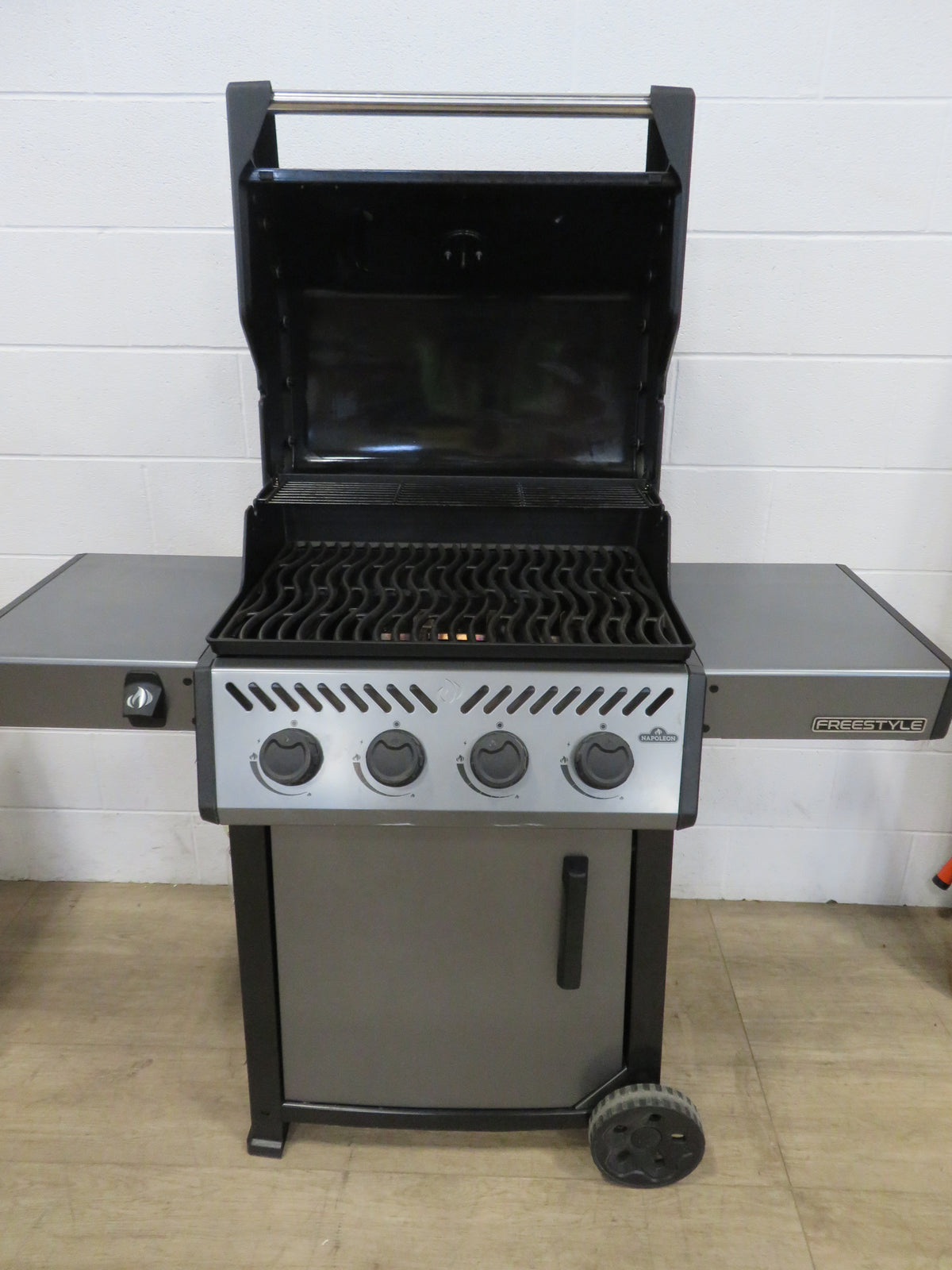 Four Burner Natural Gas BBQ - 38,000BTU