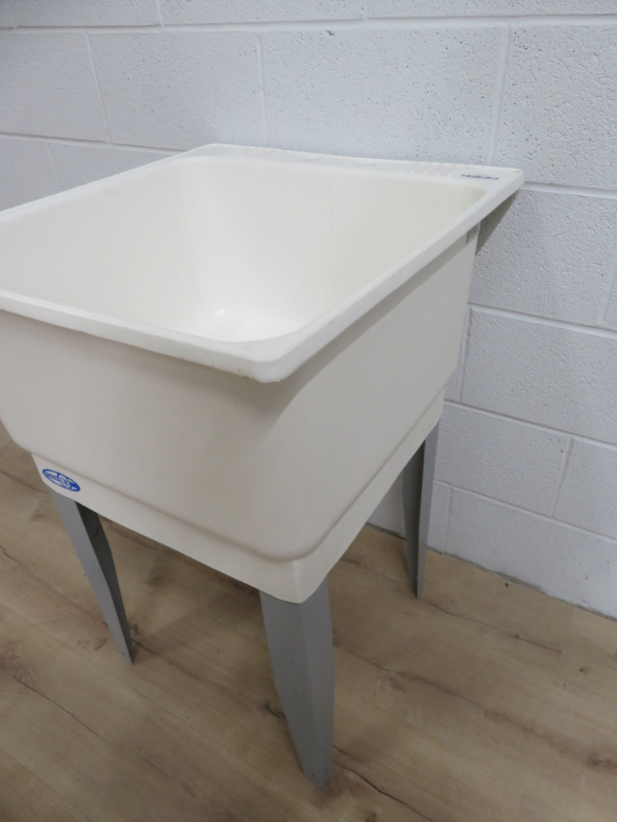 22.5"W Laundry Tub Sink