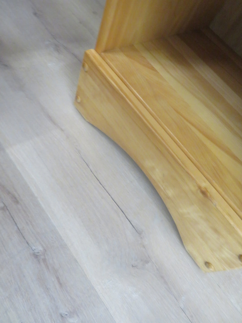 18" W Side Table