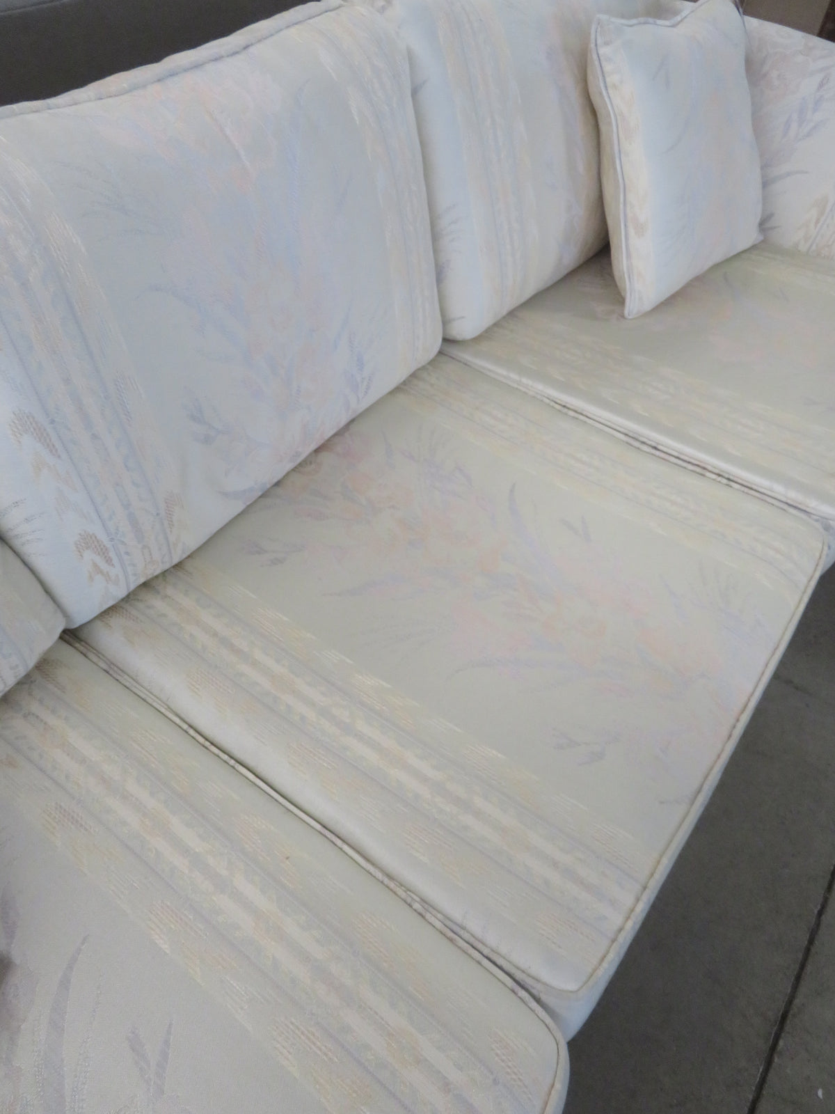 91"W 3-Seater Sofa In White Floral Fabric