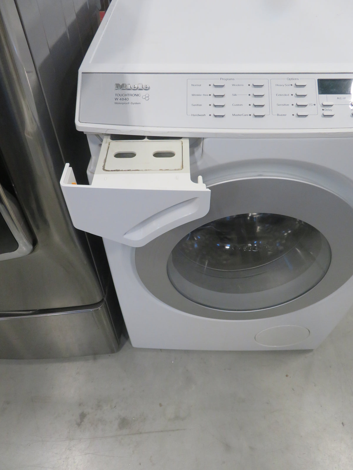 27"W Front Load Washing Machine in White