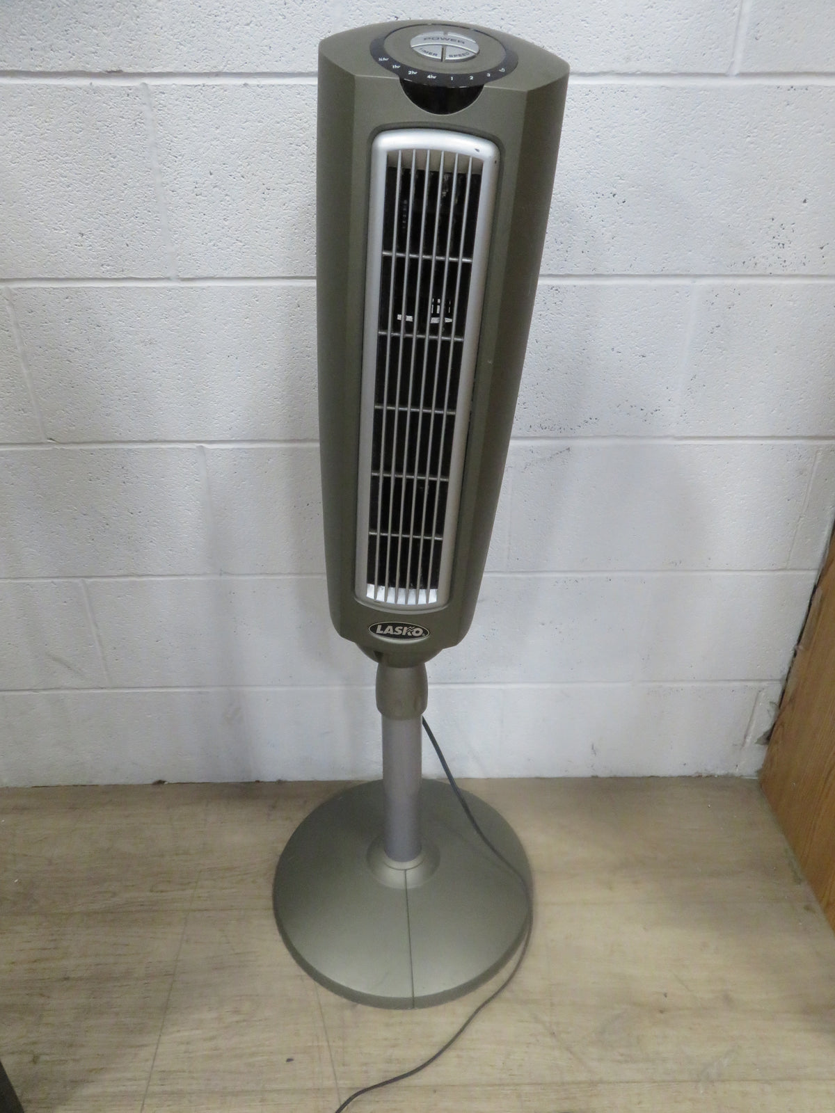 Oscillation Tower Fan in Gray