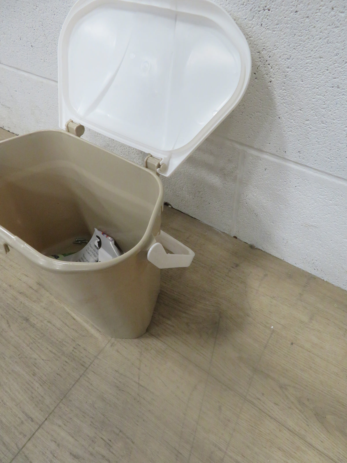 Kitchen Organics Bin in Beige and White