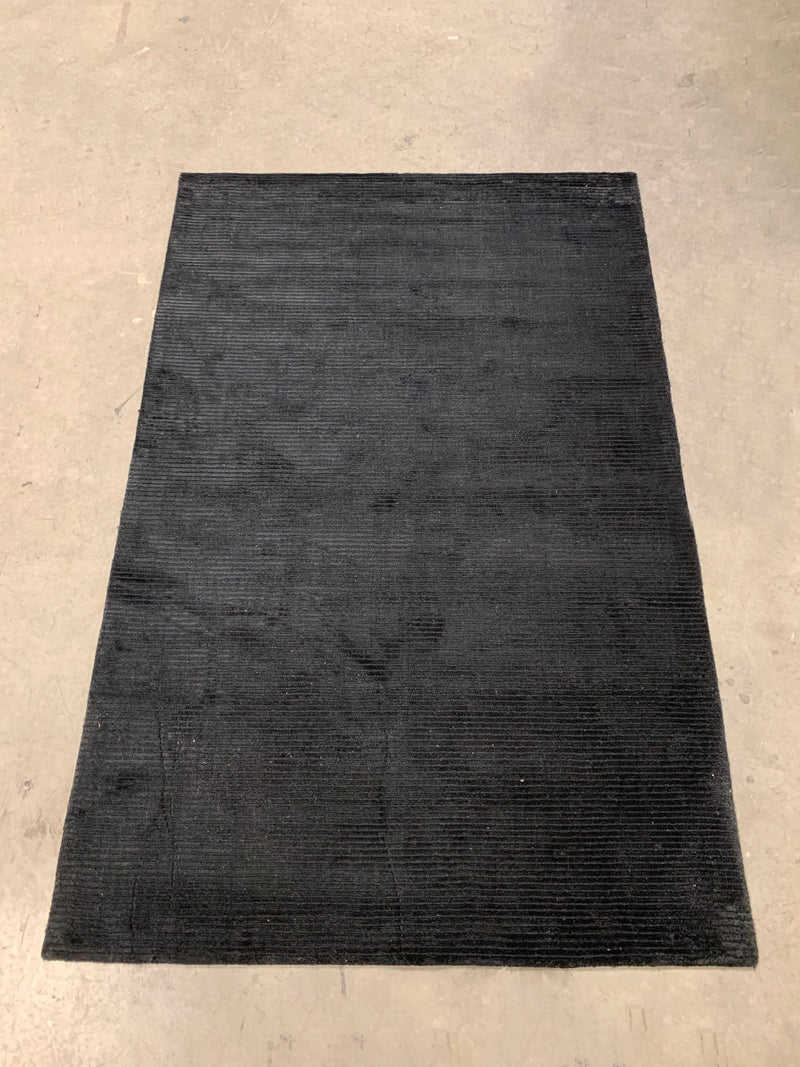 5' x 7' Woolen Area Rug | Black